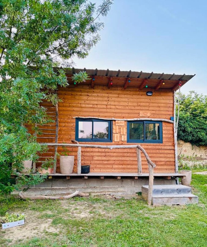 La devanture de Pizz à la maison, entourée de verdure