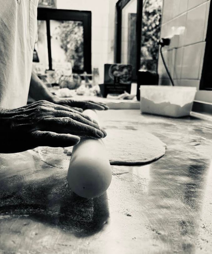 Pizz à la maison — façonnage de la pâte à la main