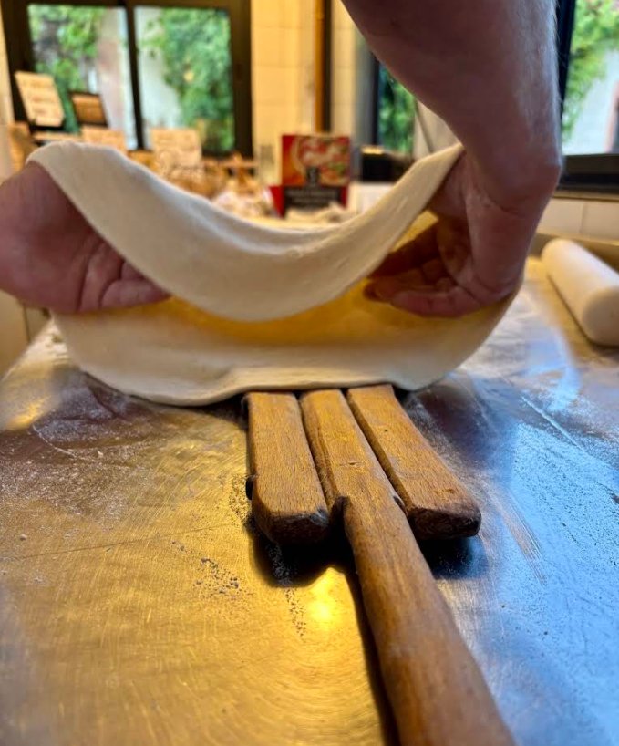 Façonnage d'une pâte à pizza à la main, dans la cuisine de Pizz à la maison