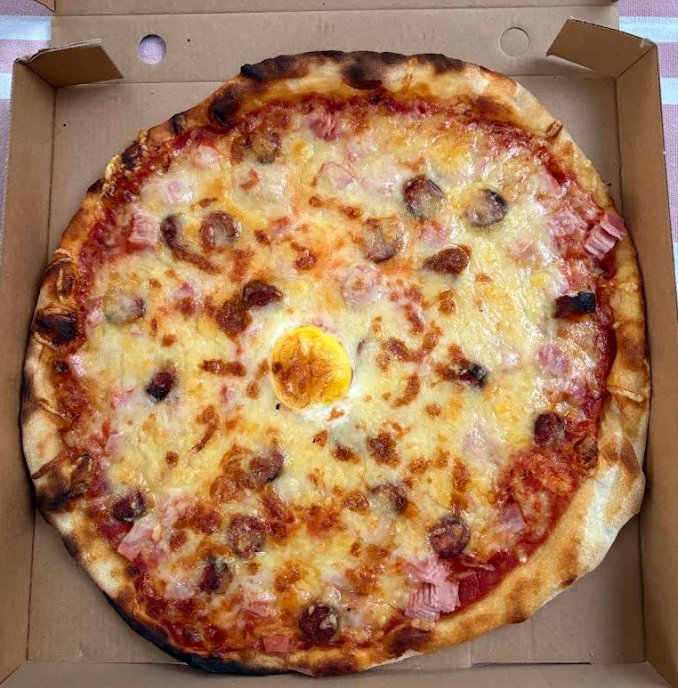 Une pizza tout juste sortie du four