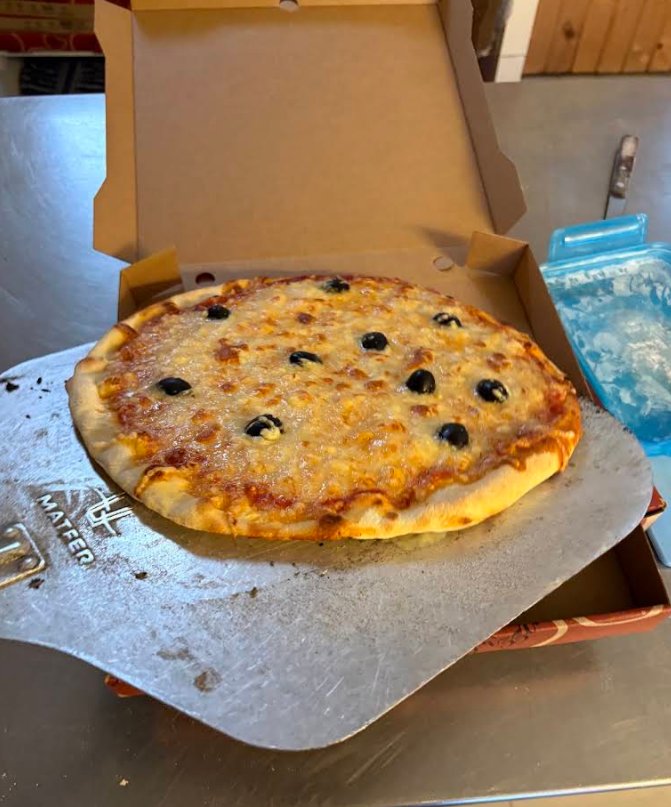 Une pizza tout juste sortie du four, prête à être emportée